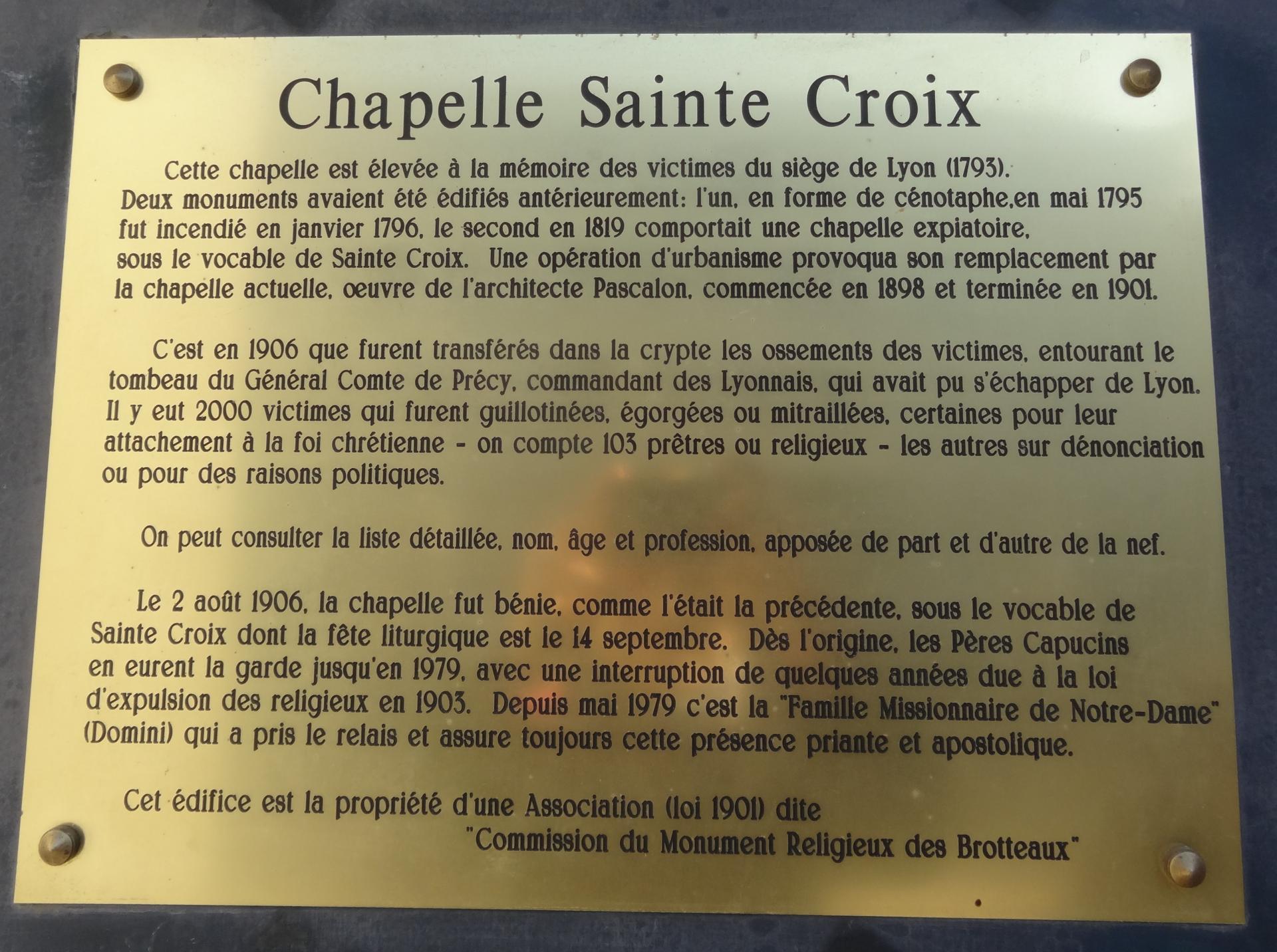Plaque à l'entrée de la Chapelle Sainte-Croix